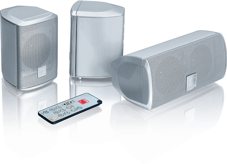 Silbernes Lautsprecher-Set bestehend aus drei Boxen und einer Fernbedienung, ideal für Heimkino oder Musikgenuss
