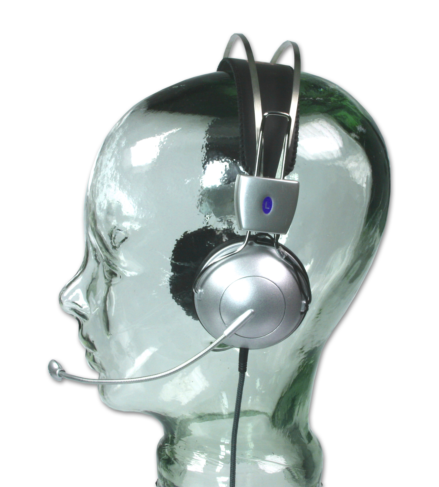 Silbernes Headset mit Mikrofon auf einem transparenten Glas-Kopfmodell von der Seite dargestellt