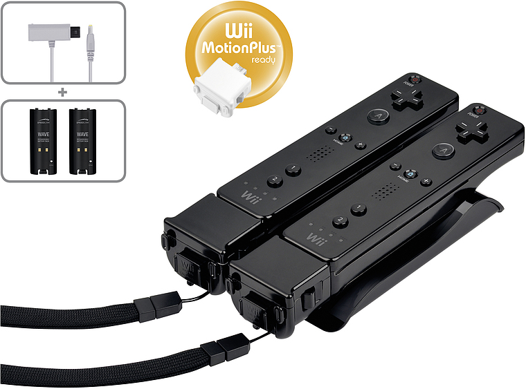 Zwei schwarze Wii-Fernbedienungen mit Handgelenkschlaufen, Wii MotionPlus-Logo, Ladezubehör und Akkupacks