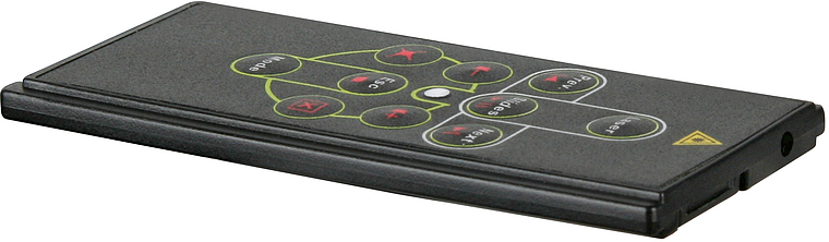 Schwarze Fernbedienung mit zahlreichen Tasten, seitliche Ansicht auf weißem Hintergrund