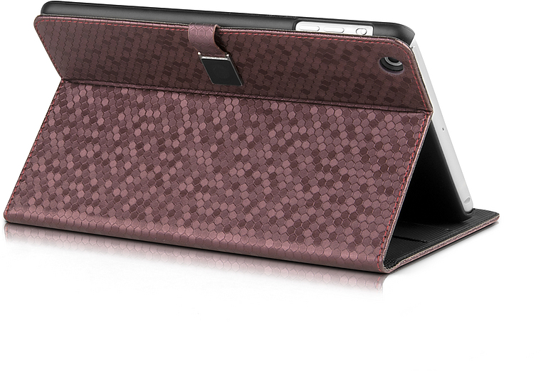 Tablet in einer braunen Schutzhülle mit geometrischem Muster und Standfunktion, Rückansicht