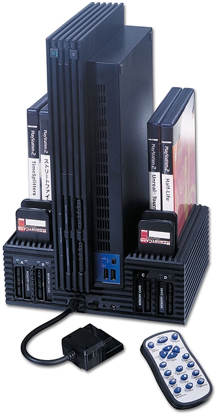 Abgebildet ist eine Sony PlayStation 2 Konsole, umgeben von mehreren PlayStation 2 Spielen, Speicherkarten und einer Fernbedienung.