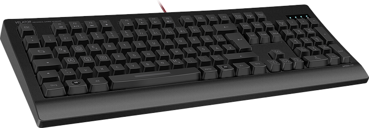 Schwarze mechanische Tastatur mit Ziffernblock und rotem Anschlusskabel