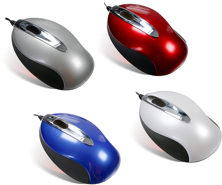 Vier verschiedene kabelgebundene Computermäuse in den Farben Silber, Rot, Blau und Weiß, ergonomisches Design