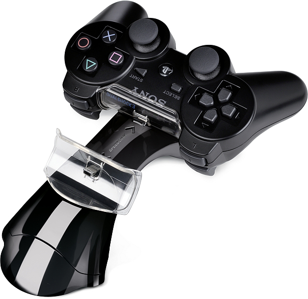 Schwarze Ladestation mit aufgelegtem Sony PlayStation 3 DualShock 3 Controller, bereit zum Aufladen