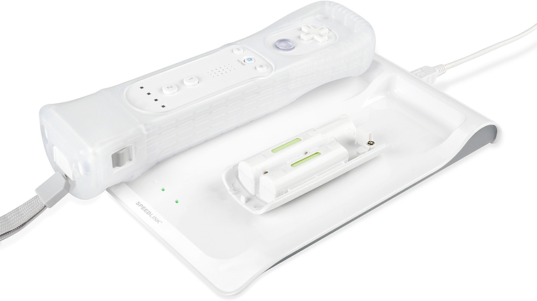Weiße Ladestation mit aufliegender Wii-Fernbedienung und herausgenommenem Akkupack