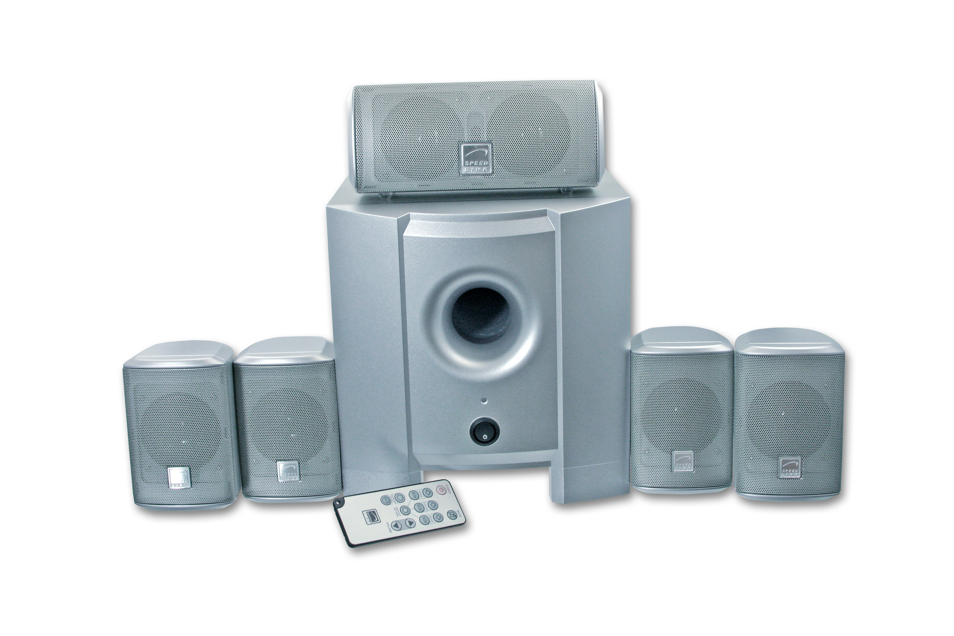 Abbildung eines silbernen 5.1 Lautsprechersystems mit Subwoofer, fünf Satellitenlautsprechern und Fernbedienung auf weißem Hintergrund