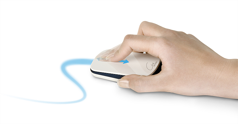 Hand führt eine elegante, kabellose Computermaus mit geschwungenem blauen Linienverlauf auf weißem Hintergrund