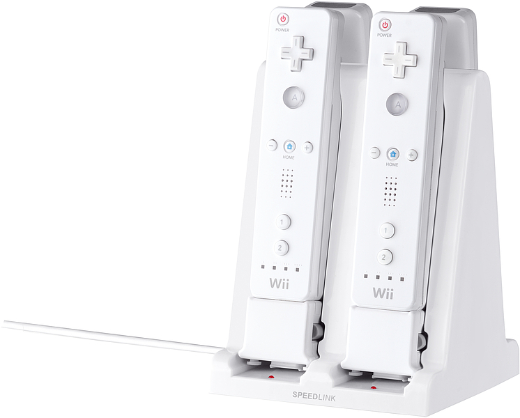 Zwei weiße Wii-Fernbedienungen in einer SPEEDLINK Ladestation, seitlich angeschlossenes Ladekabel sichtbar