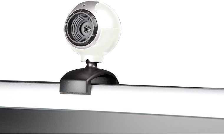 Moderne weiße Webcam auf dem Monitor montiert, geeignet für Videokonferenzen und Streaming