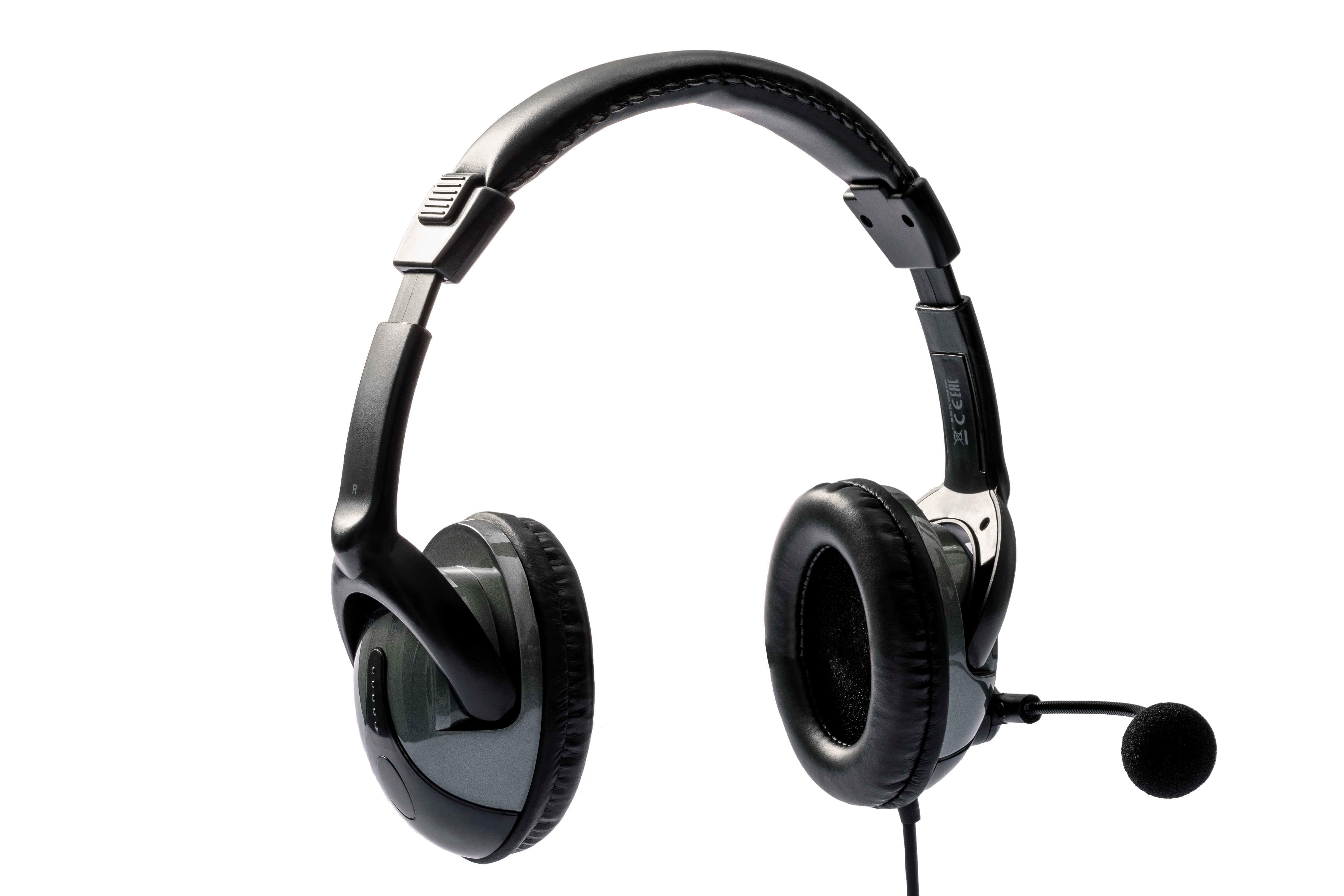 Schwarzes Over-Ear-Headset mit integriertem Mikrofon, ideal für Computer, Gaming oder Homeoffice, isoliert auf weißem Hintergrund