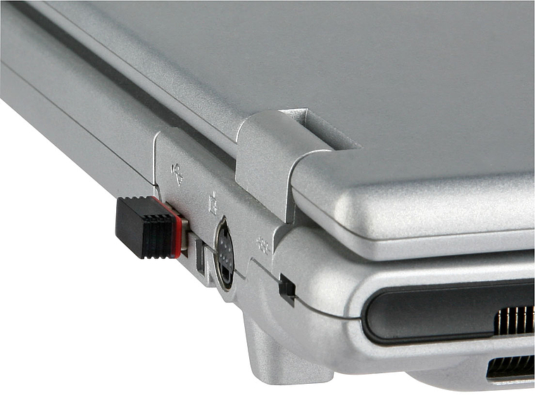 Detailansicht eines silbernen Laptops, bei dem eine Speicherkarte in den seitlichen Kartenleser eingesteckt ist