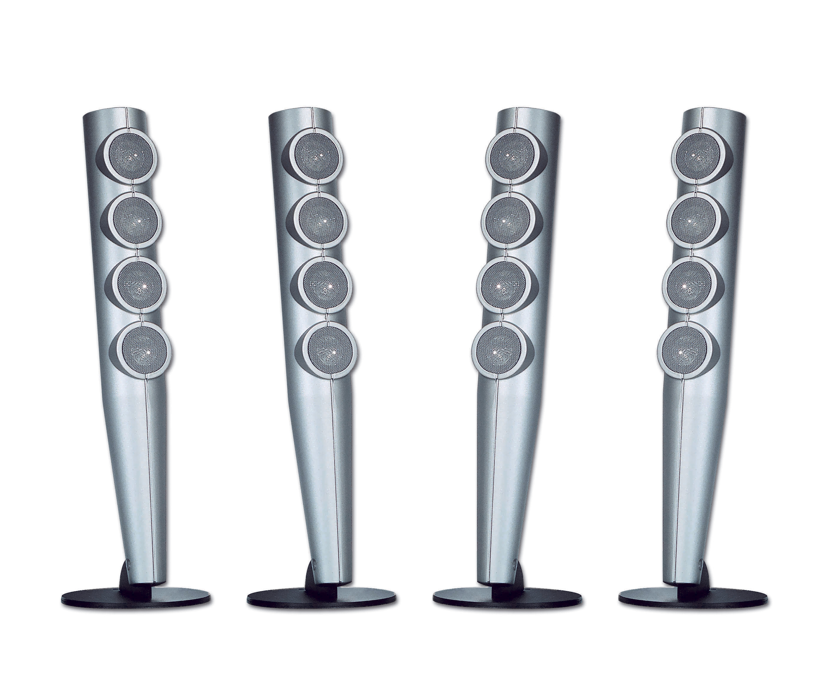 Vier moderne, silberne Standlautsprecher mit mehreren Lautsprechermembranen auf schwarzem Standfuß