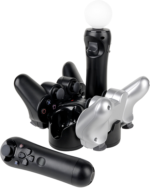 Mehrere PlayStation-Controller und Move-Controller in einer Ladestation, eine Move-Fernbedienung liegt davor