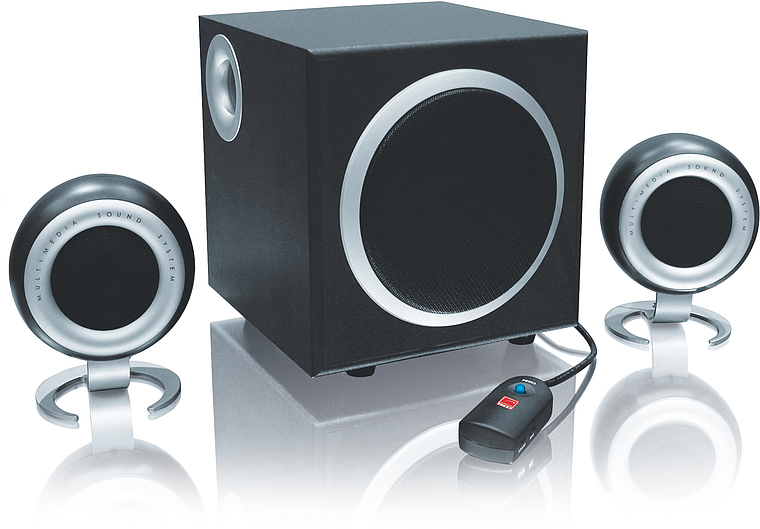 Modernes 2.1 Lautsprechersystem bestehend aus einem Subwoofer, zwei Satellitenlautsprechern und einer Fernbedienung