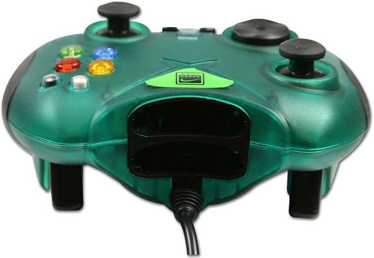 Grüner transparenter Xbox Controller mit Steuerknüppeln, Tasten und Kabel, Frontalansicht