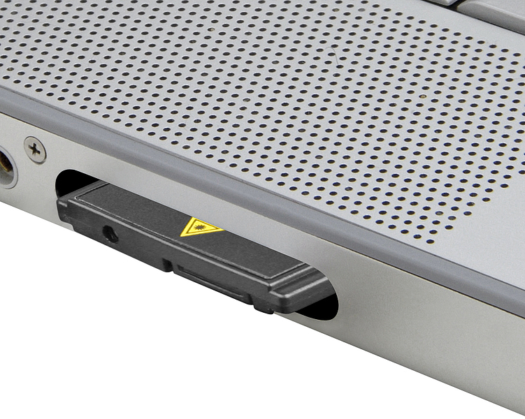 Detailaufnahme eines Notebooks mit teilweise eingeschobenem optischen Laufwerk, silbernes Aluminium-Gehäuse mit Lüftungsschlitzen