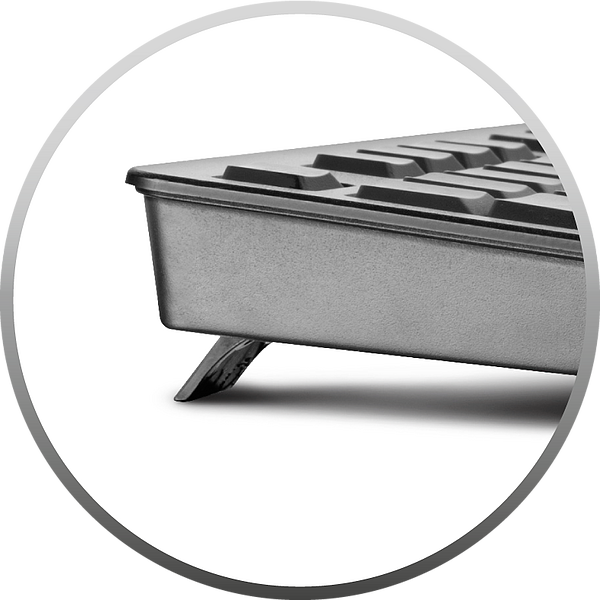 Detailaufnahme einer Tastatur, bei der der ausklappbare Standfuß zur Höhenverstellung sichtbar ist