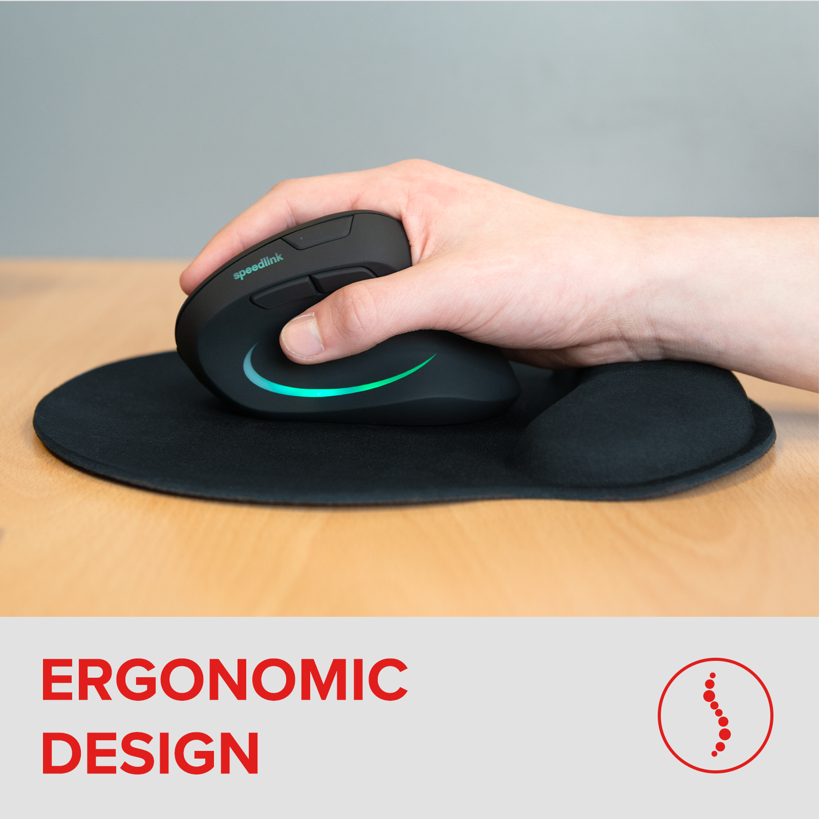 Hand hält ergonomische Maus auf Mauspad mit Handgelenkauflage auf einem Holztisch, Schriftzug 'ergonomic design'