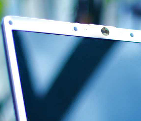 Nahaufnahme eines Laptops mit einer sichtbaren Webcam-Abdeckung zur Sicherung der Privatsphäre