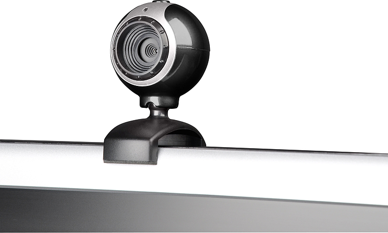 Schwarze USB-Webcam auf einem Monitor angebracht, ideal für Videokonferenzen und Livestreaming